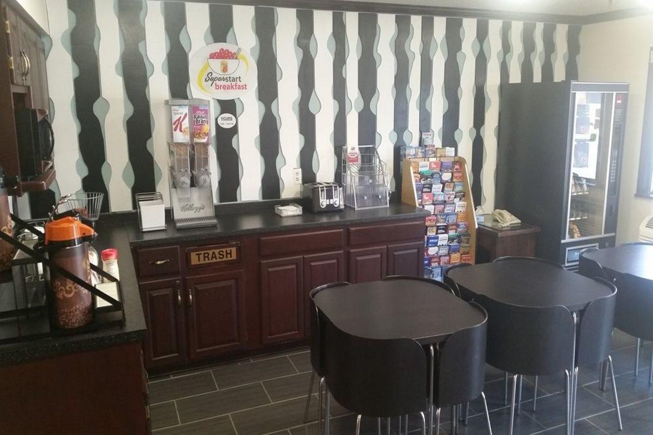 Super 8 By Wyndham Baltimore/Essex Area Zewnętrze zdjęcie